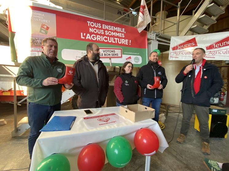 Jérôme Volle, vice-président de la FNSEA, et François-Xavier Hurpin, secrétaire général des Jeunes Agriculteurs ont reçu les fameuses bottes rouges #aimetonagri lors de leur venue à Échallat.
