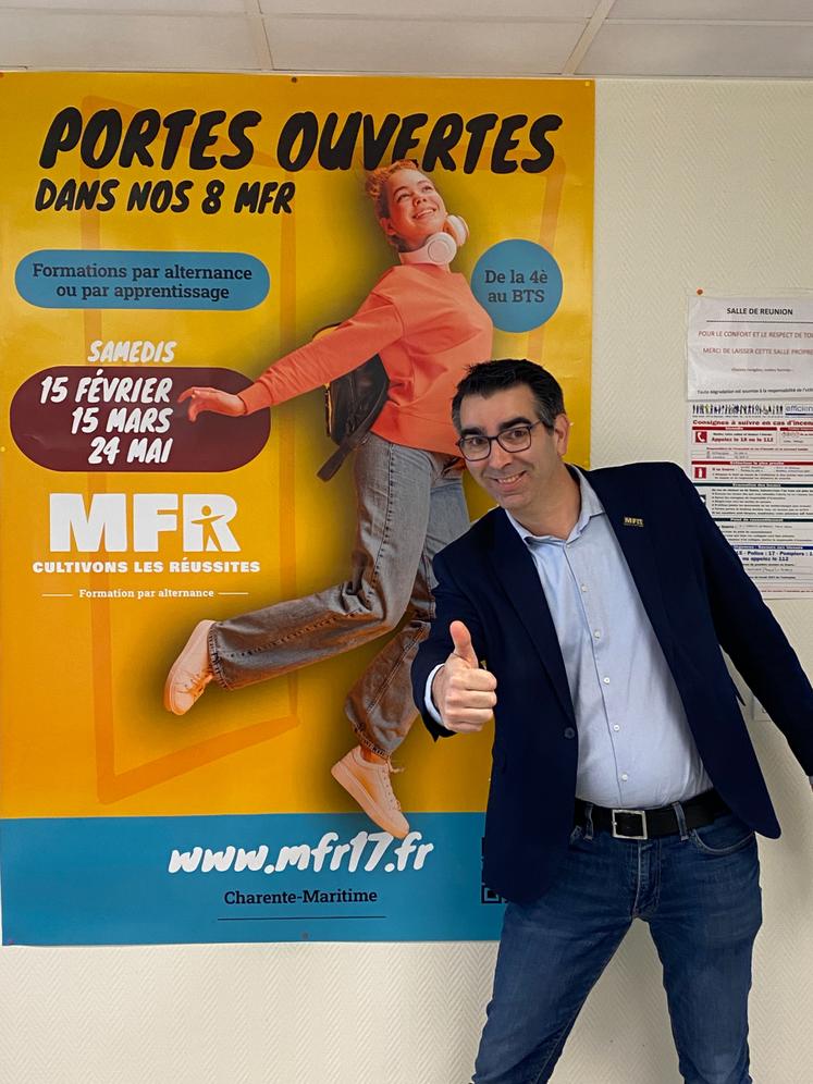 Christophe Richard, directeur de la FD MFR 17 devant la nouvelle affiche de communication pour les portes ouvertes.