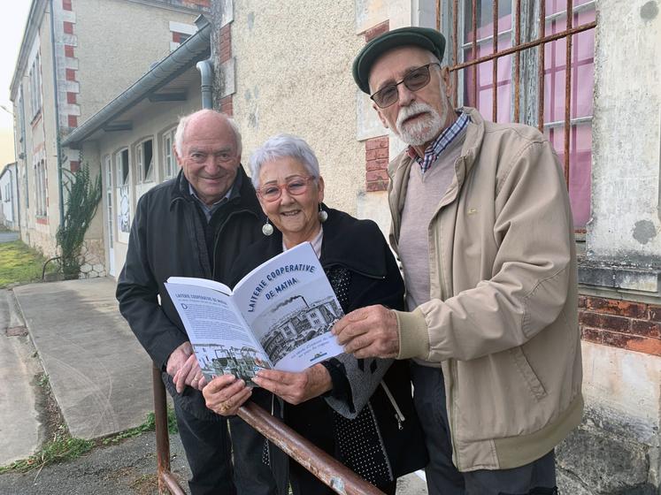 Les trois auteurs du livre ont pris la pose devant les anciens locaux de la coopérative laitière de Matha.