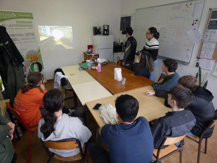 La formation se fait également en salle, ici avec Julie Hersent de la MSA des Charentes pour découvrir les spécificités de la vision des bovins.