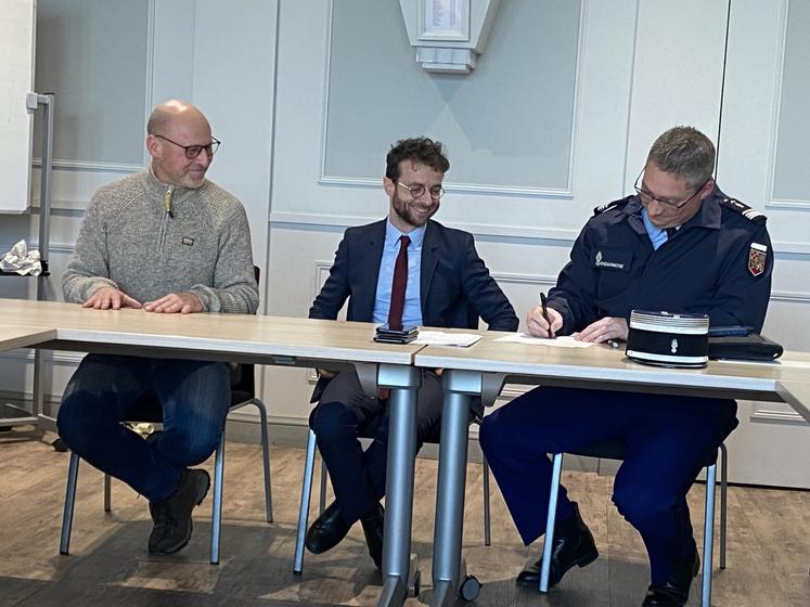 De gauche à droite : Sylvain Rouvreau, maire de Vasles, Lucas Turgis, sous-préfet de Parthenay, et le commandant Grégory Raboisson, qui dirige la compagnie de gendarmerie de Parthenay, le 14 janvier.