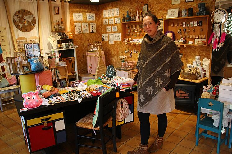 Agathe Saint-Clair propose du relooking de meubles et des créations d'autres artisans d'art.