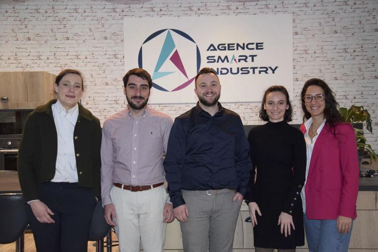 Alexandra Desserre (à gauche) et une partie des collaborateurs de l'Agence Smart Industry.