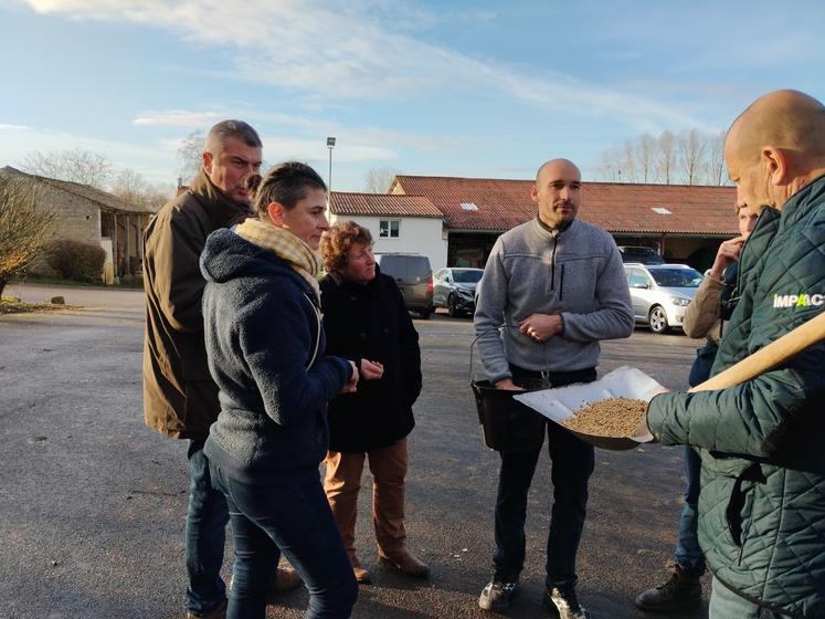 Démonstration de toastage de soja chez Sophie et Dimitri Gallard, à Villiers-sur-Chizé.