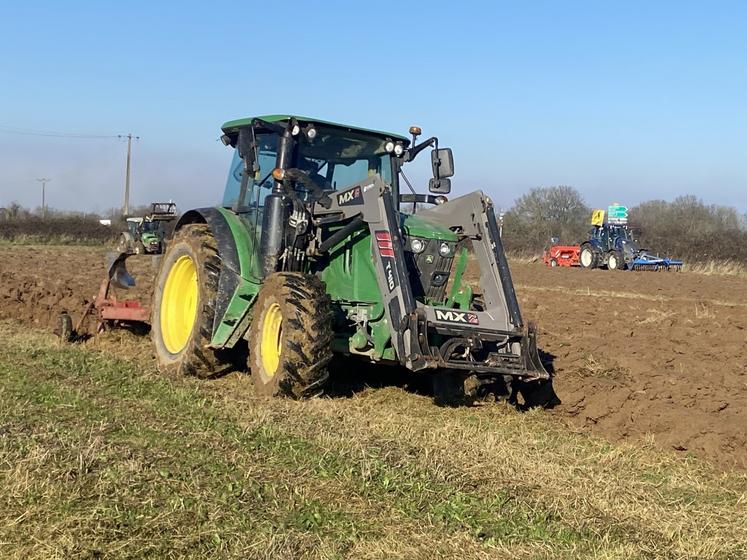 Les agriculteurs de la Conf' sèment deux hectares de blé sur une parcelle de la ZI du Pin laissée en friche depuis trois ans.