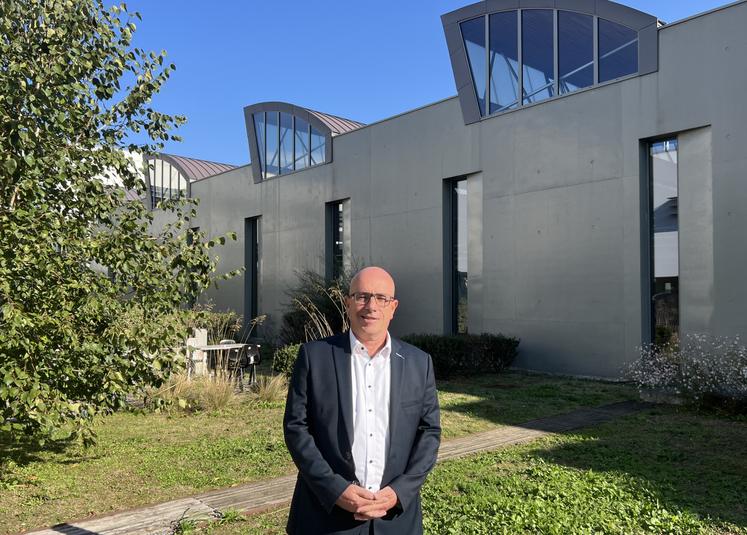 Gérard Gomez devant le centre CMA Formation Bel'Ima - Isfora, à Bordeaux.