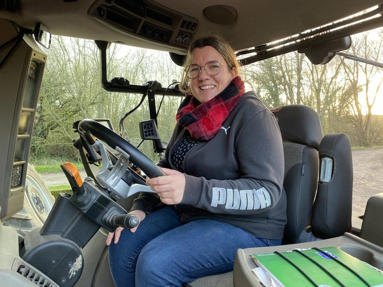 Si elle avoue un besoin de lien social important, Cécile Pignoux savoure aussi de se retrouver seule dans son tracteur.