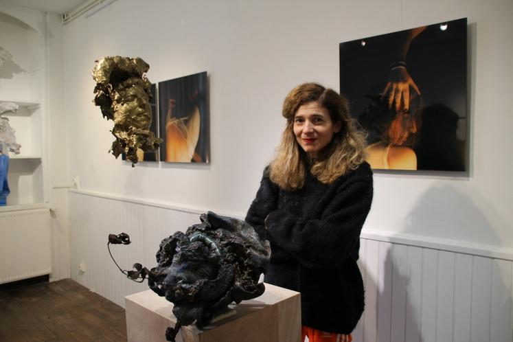 Daphné Gentit devant ses sculptures de sacs de gravats.