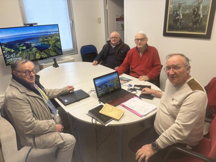 Les membres de la fondation Xavier Bernard travaillent à ce livre avec Gérard Simmat.