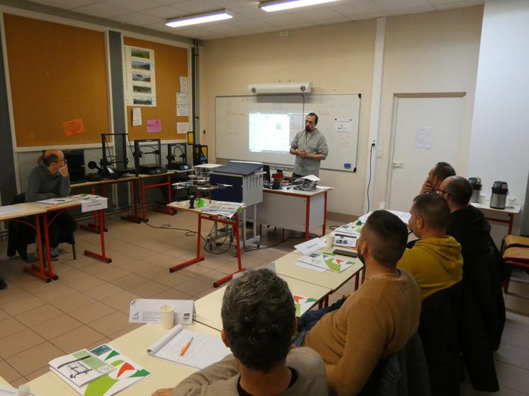 Guillaume Texier a notamment présenté aux apprenants différents modèles de machines d'impression 3D.