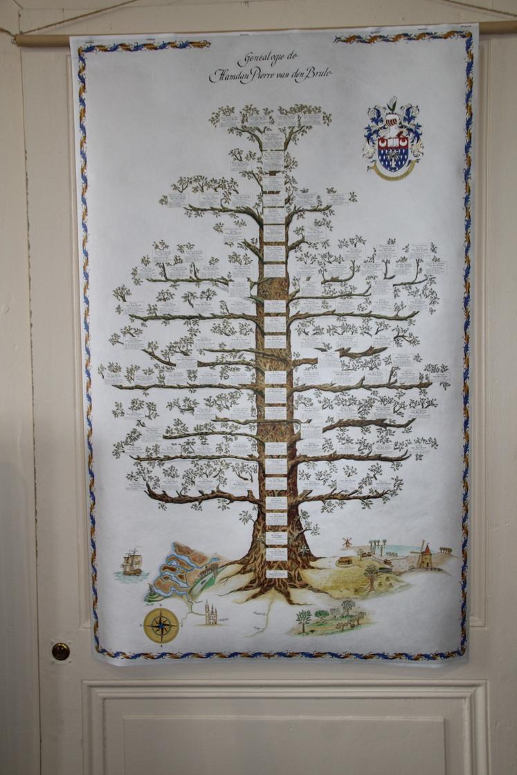 Myriam Chesseboeuf travaille à l'international, ici sur un arbre généalogique de 14 générations déployé sur 1,90 mètre.