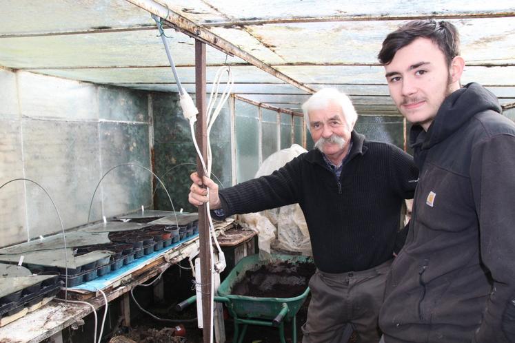 Jacky Mercier cultive des légumes depuis 1977, et notamment de la tomate ancienne depuis plus de 20 ans. Il passe la main à Grégory Devergne.