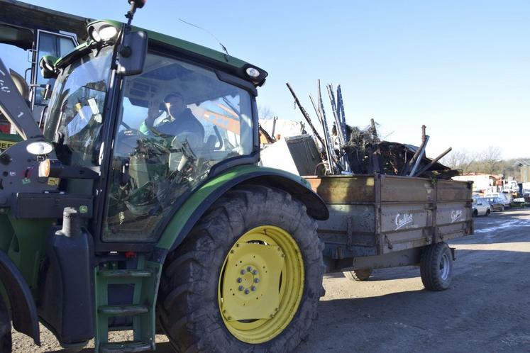 Les agriculteurs apportent régulièrement leurs ferrailles sur le site CFMC.