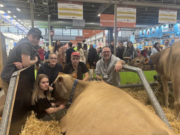 Sézarine, Maxime, Hugo et Louane avaient en charge les vaches du lycée.
