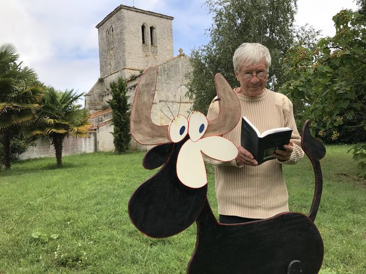 Jean-Louis Fournier avec la Noiraude dans sa maison de Saint-Nazaire-sur-Charente.