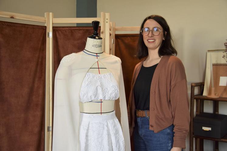 Marguerite Paulhet avec une de ses créations. Elle exposera au salon du mariage, les 1er et 2 mars au Castel à Châteaubernard.