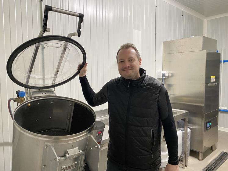 Thomas Vergnaud pose à côté d'une machine éplucheuse de patates. Son associé était malade le jour du reportage.