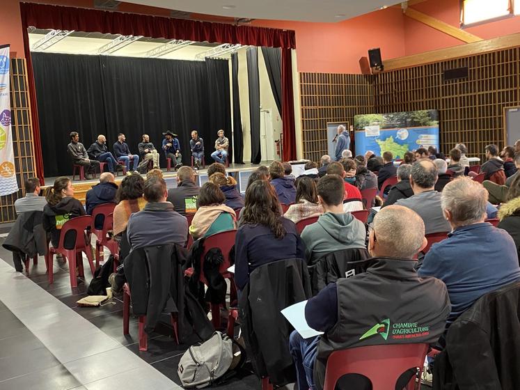 Une table ronde permettait de prolonger les interventions avec quatre agriculteurs du secteur.