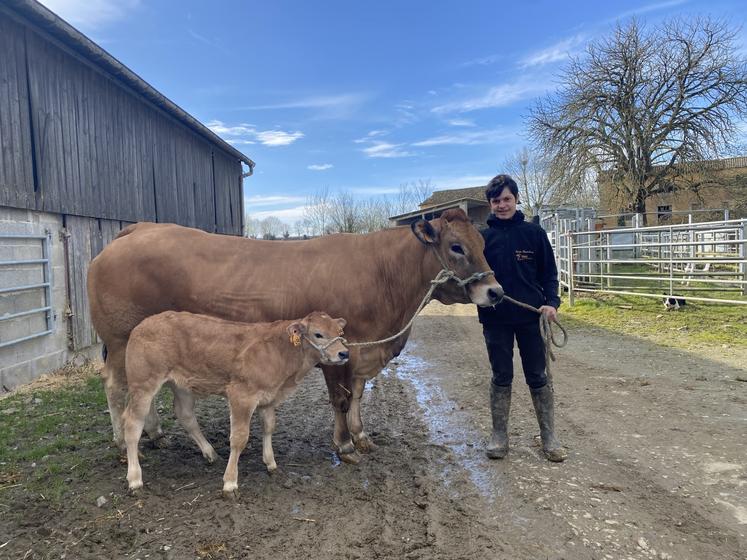 Mathéo Passebon et sa vache Parthenaise Safrane, 3,5 ans, accompagnée de son veau de deux mois. La femelle présente un index synthétique global IVMAT de 104, avec un ISEVR (morpho) de 103.