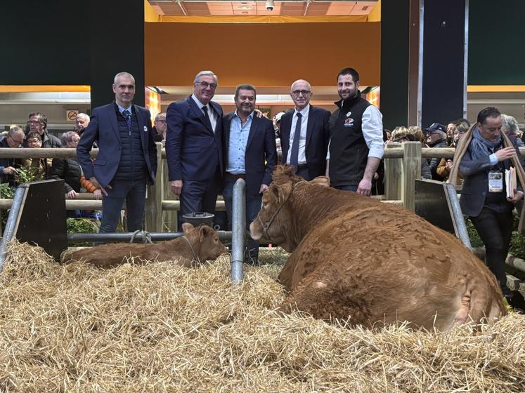 De nombreux élus se sont succédé dans le box de Oupette et de son veau, où Alexandre Humeau, était très souvent présent. Ici avec Alain Pichon, président du Conseil départemental de la Vienne et François Sauvadet, président des départements de France.