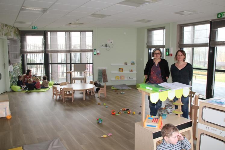 Nathalie Sicault (à gauche) est la référente technique et responsable de la micro-crèche "La Maison d'Anna" et Céline Bijeau est la directrice de l'Ehpad les Châtaigniers, qui gère la micro-crèche.