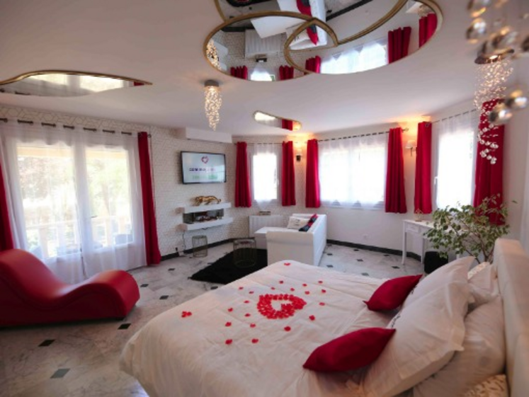 Spacieuses, lumineuses et romantiques, les pièces du gîte de Parthenay forment un ensemble de 110 m2. Il est possible d'offrir des bons cadeaux, car la Saint-Valentin 2025 est déjà réservée !