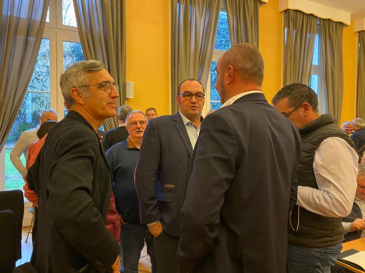 Luc Servant, Cédric Tranquard, Denis Mousseau en discussion après les résultats.