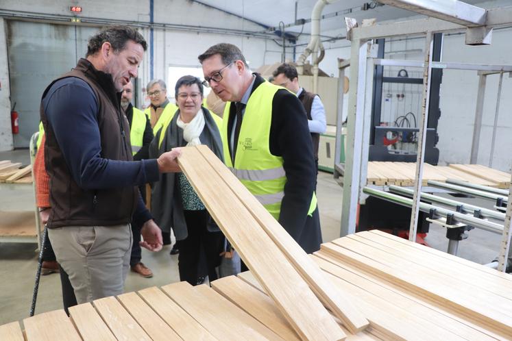 Jean-Charles Vicard a fait visiter la tonnellerie au préfet de la Charente, Jérôme Harnois ce mercredi 26 février.