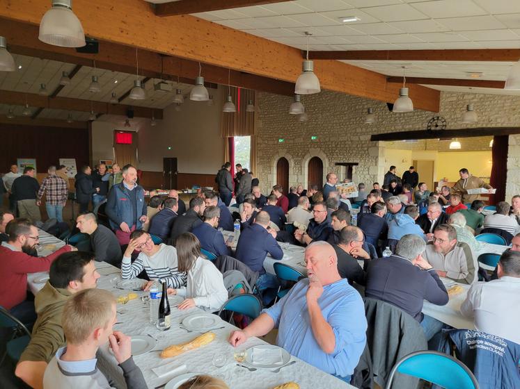 Une centaine de personnes ont participé à l'assemblée générale, qui se tenait à Ayron.