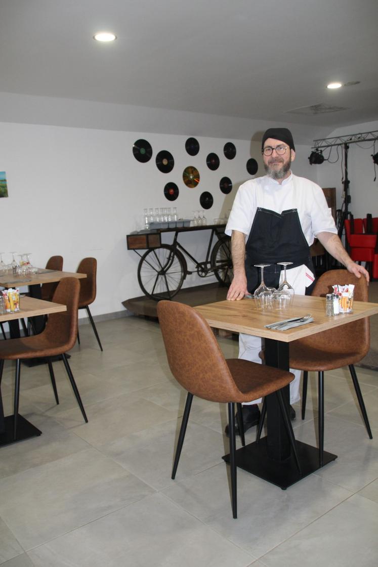 À Vouneuil-sur-Vienne, Jean-Charles Huyart a repris le Café de la gare. C'est aussi un restaurant ouvert les midis et sur réservation pour les groupes de plus de 10 personnes le dimanche.