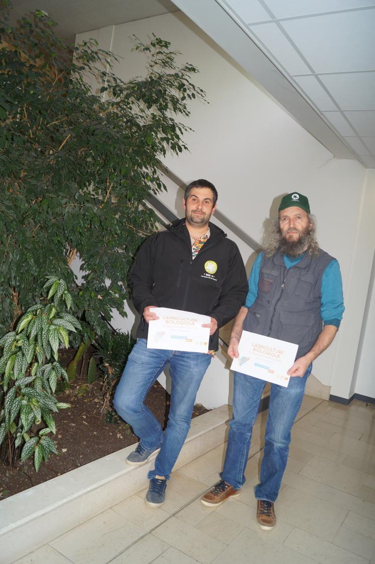 De gauche à droite : Mathieu Renaud, président des Bio de Charente, et Bruno Courait, le trésorier.
L'assemblée générale statutaire de la Mab se tiendra le mercredi 12 mars au matin, de 10 heures à midi.
Les Assises de la bio se tiendront l'après-midi dans la salle des fêtes de Magnac-sur-Touvre.