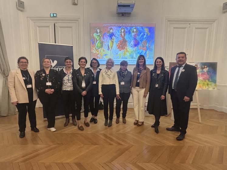 Huit femmes sont intervenues, avant la conclusion d'Alain Pichon et d'Élisabeth Morin-Chartier. 