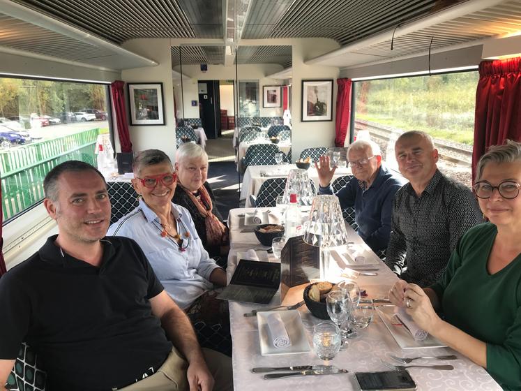 Le Seudre océan express, restaurant roulant, connaît un incroyable succès.