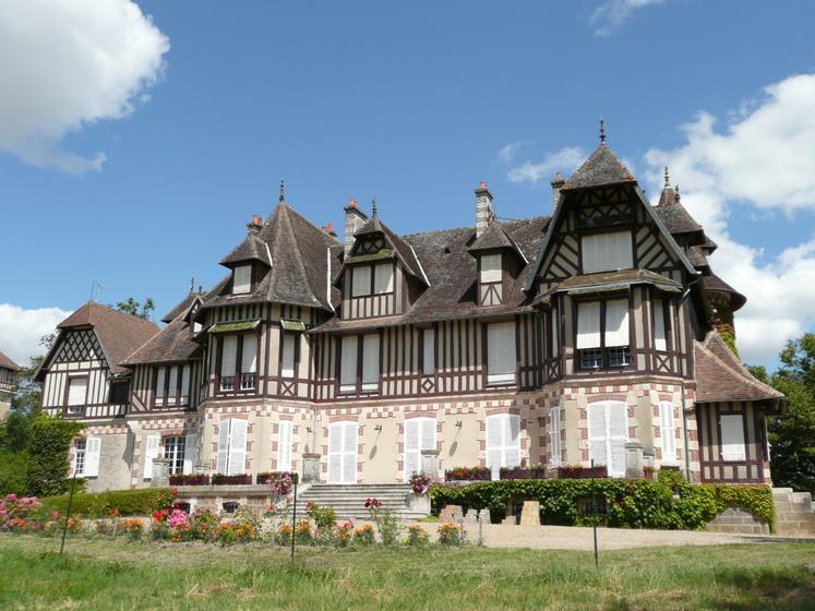 La Frissonnière à Saint-Léomer a des airs de Normandie. C'est une propriété privée, encore habitée par la fille d'Émile de Vezeaux de Lavergne.