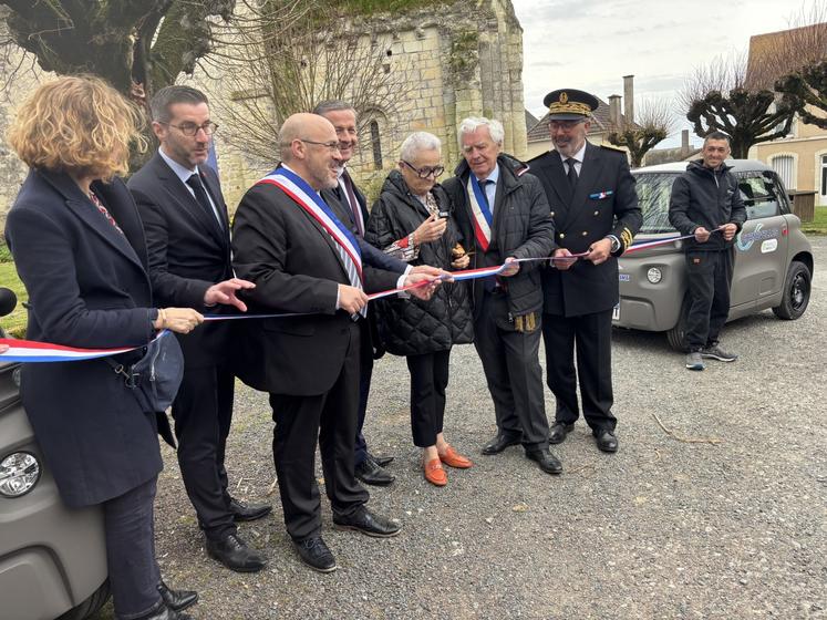 Françoise Gatel a inauguré le Pass Mobilié à Chenevelles, en pérsence des élus locaux.