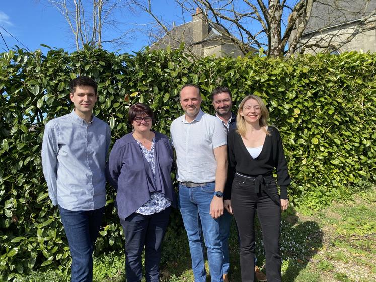 La nouvelle directrice, Valérie Étiembre (à droite) est épaulée par, de g. à dr : Nicolas Pillot (commerce de céréales), Sophie Latrompette (administratif), Julien Charruau (productions végétales) et Jean-Charles Ardouin (nutrition animale).