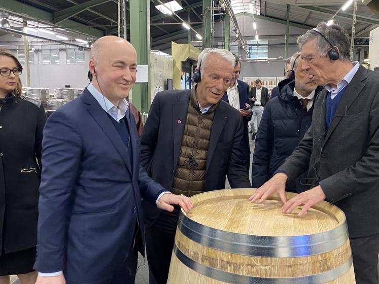 Patrick Martin, président du Medef National, a visité notamment la Tonnellerie Taransaud à Merpins.