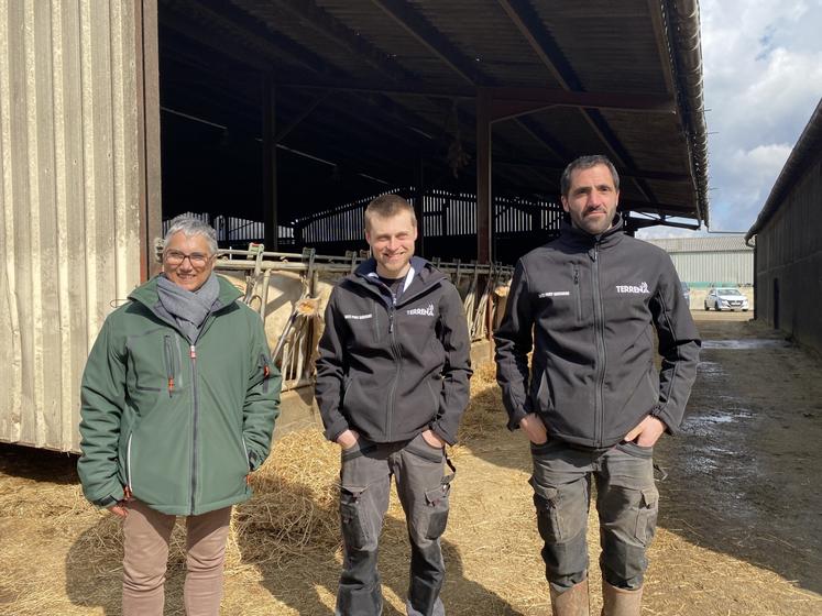 Isabelle Brémaud, Nicolas Piton et Kévin Brémaud, associés du Gaec du Pont Guichard, conduisent un troupeau de 200 mères charolaises.