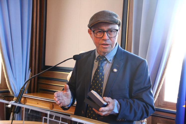 Alain Bouhet a reçu la médaille de membre honoraire des lieutenants de louveterie.