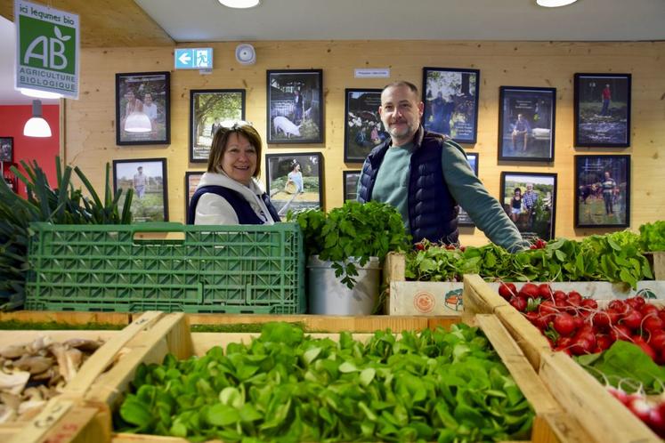 Le magasin de producteurs Coccinelle et Coquelicot a ouvert un deuxième magasin le 20 mars à Gond-Pontouvre. Il est tenu par Jérôme Lévrier (à droite). Cathy Guittonneau est responsable du magasin d'Angoulême à Ma Campagne.