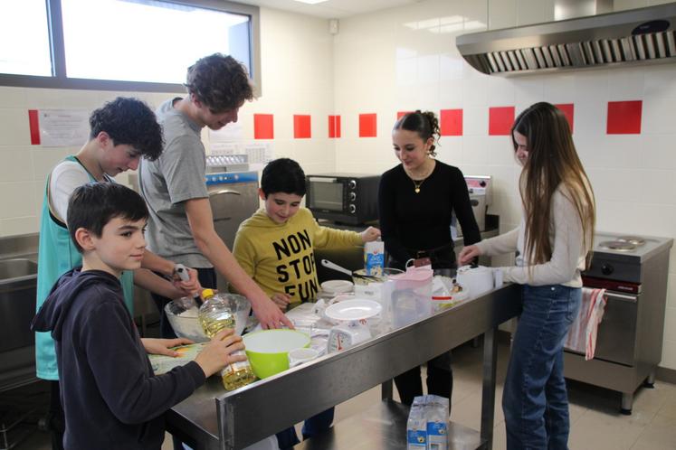 Autour de l'animateur Esteban, Kahys, Baptiste, Tino, Emmy et Audrey préparent des crêpes pour le goûter au foyer de La Case à Vouillé.