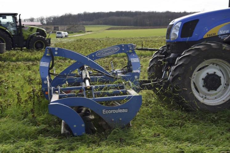 L'écorouleau du constructeur Bonnel permet une gestion et un recyclage de l'interculture de façon mécanique sans outil animé.
