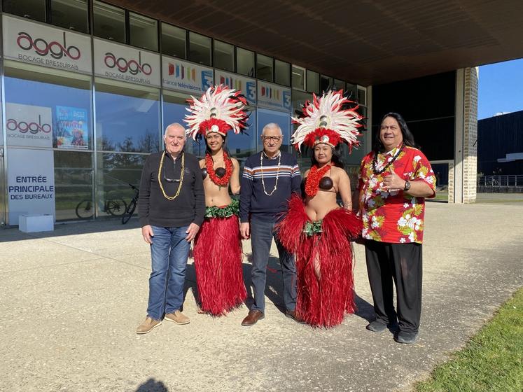 Paul Roy, responsable du pôle agricole et Jack Rambault, président de BBA, entourés par trois danseurs tahitiens. La compagnie de douze artistes se produira quatre fois par jour dans le parc-expo, et assurera deux spectacles en soirée.