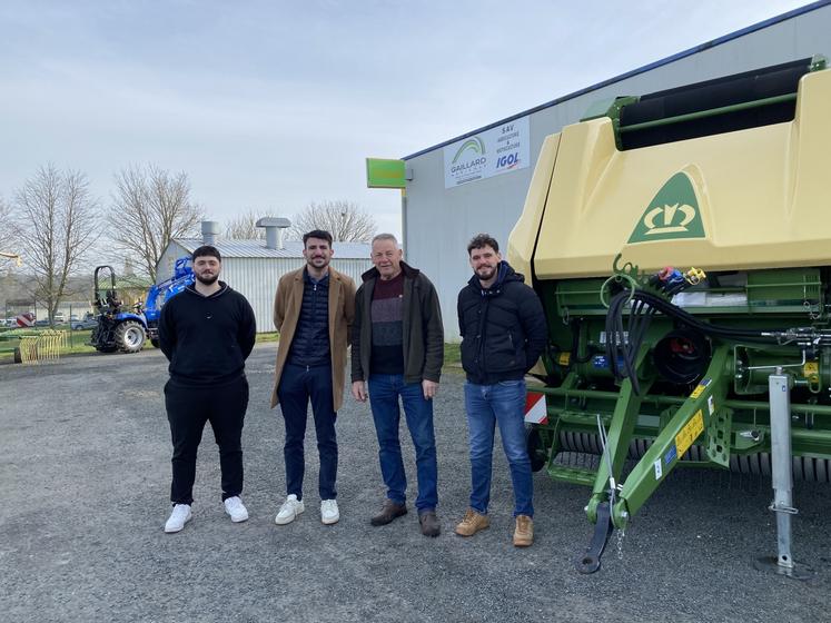 Alexis Texier et Sébastien Le Dréau entourent France Gaillard. À gauche, Antoine, en charge du magasin de pièces détachées.