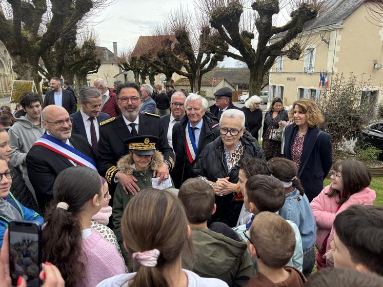 Françoise Gatel a passé un moment avec les enfants scolarisés à Chenevelles.