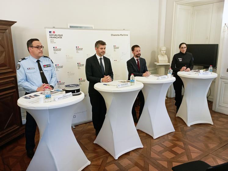 Le colonel Johanne Gojkovic-Lette (Gendarmerie), le procureur de la République du tribunal judiciaire de La Rochelle Arnaud Laraize, le préfet Brice Blondel et Myriam Akkari (Police nationale) ont présenté les contours du plan départemental de restauration de la sécurité du quotidien.