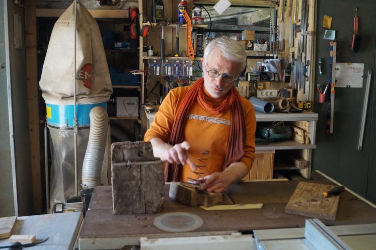 Martial Pouzet dans son atelier, aménagé dans une grange de sa maison charentaise à Fouquebrune.