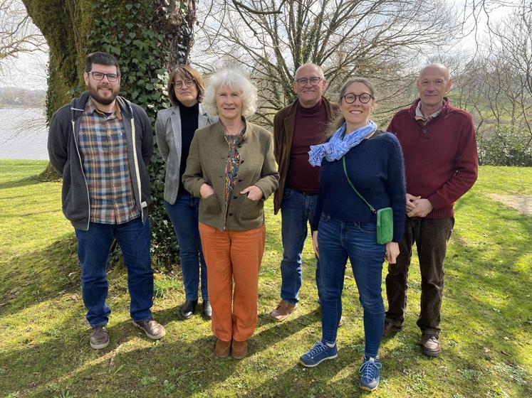 L'équipe réunie autour de la présidente et de la directrice, à l'issue de l'assemblée générale, le 14 mars à Massignac.