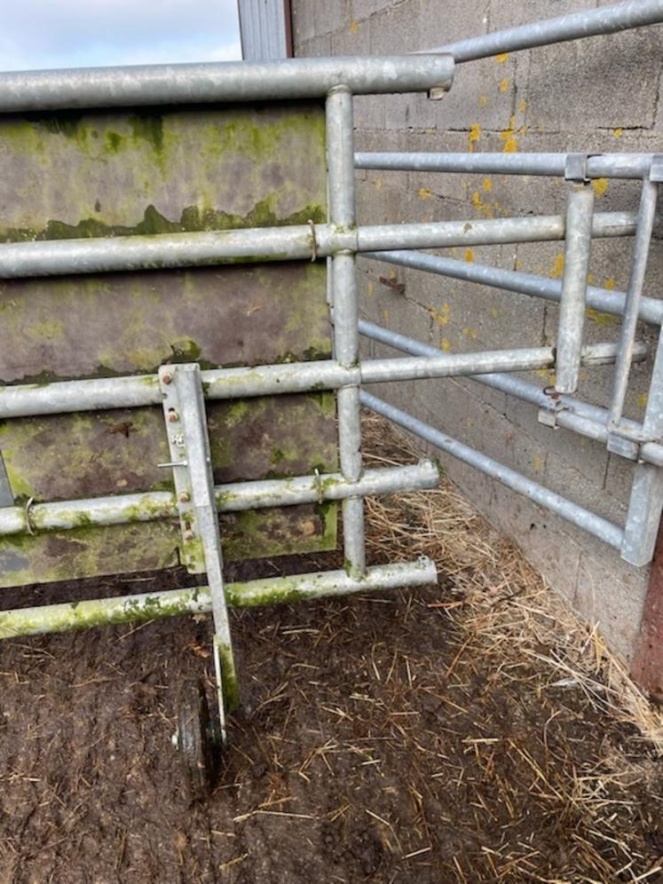 Deux tubulures, au centre de la barrière, permettent de la bloquer facilement.