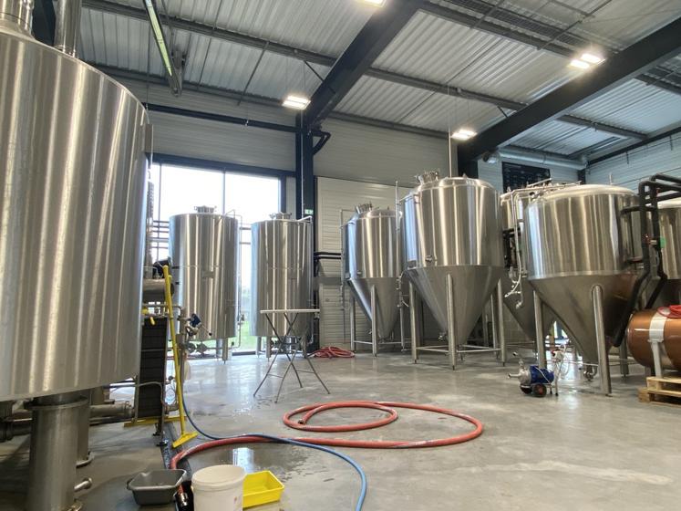 Les cuves de brassage et de fermentation permettent une capacité de production de 4 000 litres par jour.